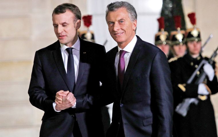 Macri arrived at the Elysée Palace on Friday, late in the evening, and was effusively received by Macron, followed by a meeting of an hour and twenty minutes. 