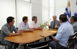 Tabare Vazquez out of agenda met with the un-convened protesting farmers. (Pic El Observador)