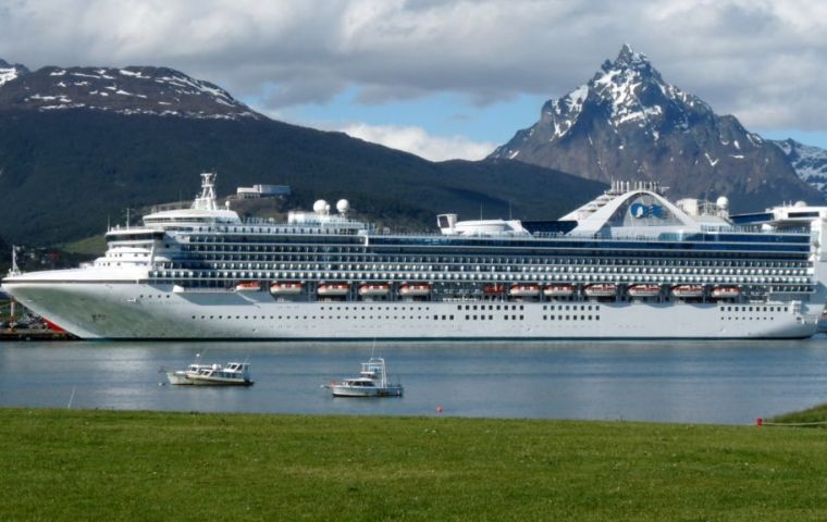 Thursday will see the arrival of “Emerald Princess” with 3.000 visitors and 1.300 crew members. She is also on her third cruise calling Ushuaia this 2017/18 season.