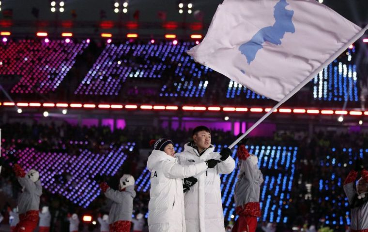 The almost 150 athletes from both countries went around the stadium behind a unifying flag with the map of the peninsula in blue on a white background.