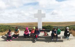 A group of youngsters from Balcarce has made use of their visit to the Falklands to photograph some of the graves at the Darwin cemetery (Pic Fundacion No me Olvides)