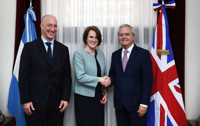 UK ambassador in Argentina, Mark Kent, Foreign Office officer Kara Owen and Enrique Pinedo, head of the Argentine Senate (Pic Clarin)