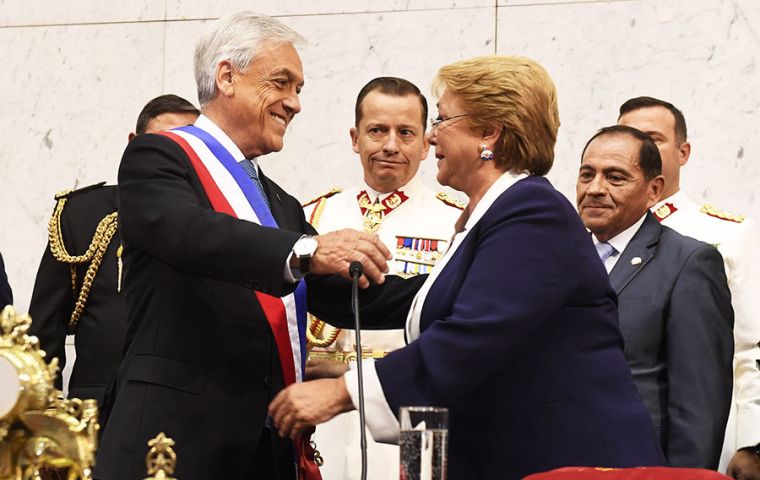 An emotional Bachelet helped Piñera put on the sash of office, gave him a kiss and then left the Congress with members of her government. (Pics Chile gov)