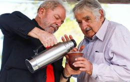 Meeting with Mujica in the border town of Livramento was not that successful as expected. Again he was received by anti-Lula groups  (Pic AFP)
