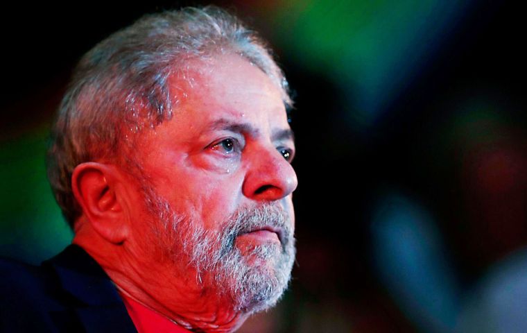 By 6 votes to 5, the court gave its negative verdict to the habeas corpus presented by the defense, which argued that Lula should not yet comply with the sentence