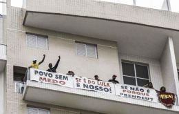 About 30 members of the Homeless Workers' Movement got into the triplex apartment in Guaruja, hanging placards from the balcony in support of Lula.