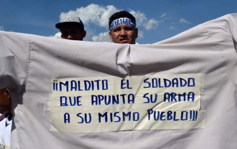 “Damn the soldier who points his gun to his own people” is a phrase of Simón Bolívar used by Nicaraguans and Venezuelans demonstrators. RODRIGO ARANGUA / AFP