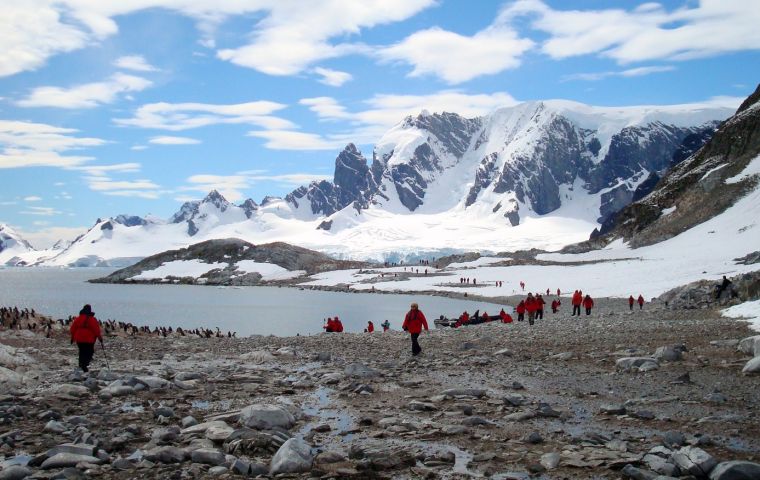 Overall, the total number of Antarctic visitors in 2017-2018 was 51,707, an increase of 17% compared to the previous season. 