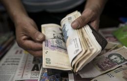 The central bank sold about US$ 400 million in the foreign exchange market as of early Wednesday afternoon, traders said