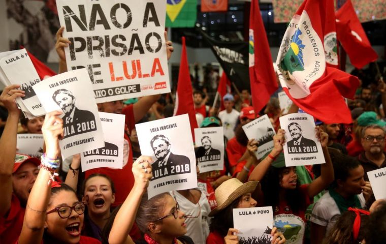 In a letter addressed to Senator Gleisi Hoffmann, president of the Workers' Party,  Lula said that he remains intent on running in the October elections.