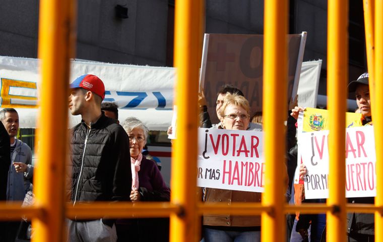 “Venezuela and the world, against the dictatorship”, cheered with banners and banners those present, to which more demonstrators were joining in the course of the afternoon. (Photo: Sebastián Astorga)