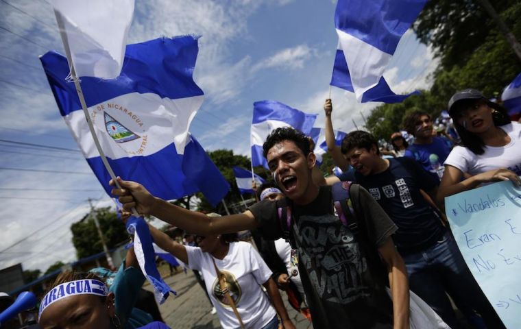 In Managua, protesters carried Nicaraguan flags, banged pots and blew whistles to call on Ortega and his wife, Vice President Rosario Murillo, to resign. (EFE/Bienvenido Velasco)