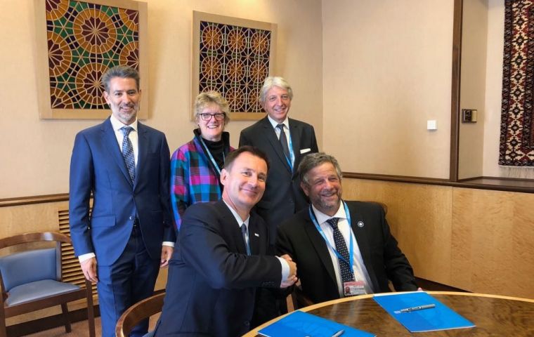 Secretary Jeremy Hunt and Prof Adolfo Rubinstein sign the Memorandum of Understanding during the WHO assembly