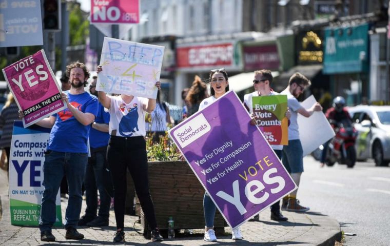 The poll suggests that the margin of victory for the Yes side in the referendum will be 68% to 32%, a stunning victory for the Yes side after a long, divisive campaign. 