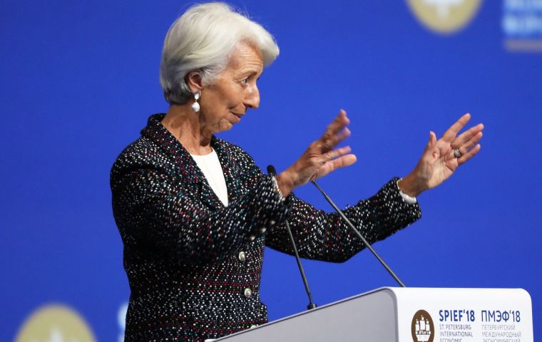 “The good news today is that the sun is shining on the global economy”, after a decade of difficult time, the economy that is doing well, Lagarde said