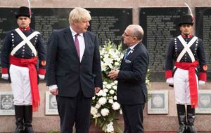 In Buenos Aires, Johnson participated of the ceremony honoring the Argentine fallen in the conflict, and was accompanied by his counterpart Jorge Faurie