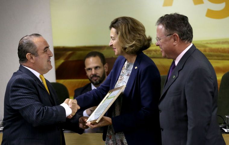 OIE Director general Monique Eloit delivered the certificate to Blairo Maggi, Brazil’s minister of Agriculture, Livestock and Food at OIE headquarters in Paris