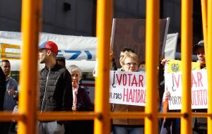 Venezuelans protesting against the elections of May 20; There are already 82,000 Venezuelans residing in Uruguay. Photo: Sebastián Astorga