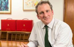 Education Secretary Damian Hinds says it is a “scandal” that some children still start school unable to speak in full sentences or read simple words