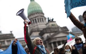 Thousands under pouring rain followed the debate in the square next to Congress, divided in the “green camp”, and in the “blue camp” contrary to the bill