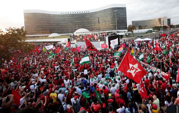 More than 10,000 of Lula supporters flooded the area around the Supreme Electoral Court in Brasilia while party leaders went inside to file the candidacy