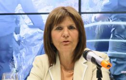 Security Minister Patricia Bullrich signed an order Thursday offering 5% of the money recovered, up to US$ 675,000.