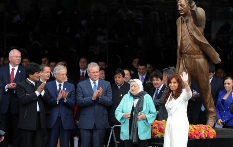 Lawmaker Byron Suquilanda described the existence of the statue as a “defense of corruption”, calling for its immediate removal