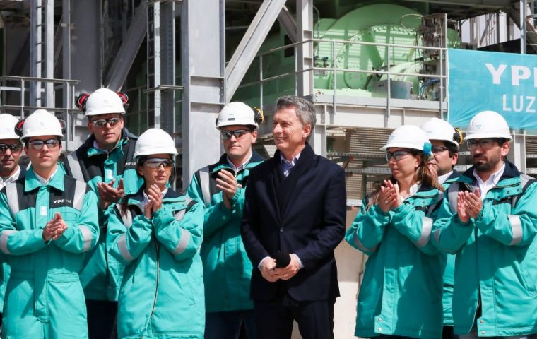 “We are not going to stop until we export US$ 30 billion in gas and oil from Vaca Muerta,” President Mauricio Macri told YPF employees in Neuquen  