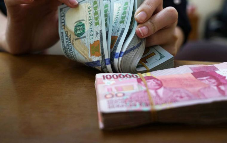 A release by the Institute of International Finance showed foreign money inflows to emerging markets shrank to US$ 2.2bn in August from almost US$ 14 bn in July.