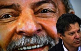Lula and Haddad huddled together on Monday afternoon in his jail room and allegedly began to draw up the letter.