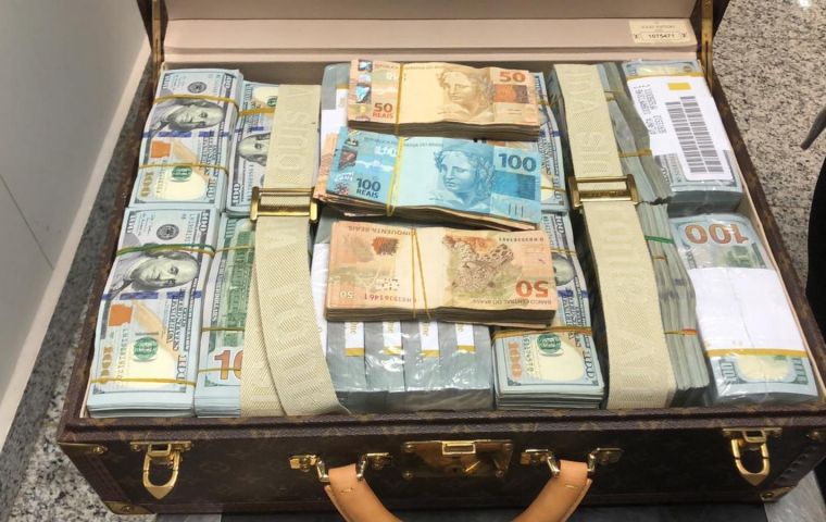Federal police found US$ 1.5m in cash in one bag and watches worth an estimated US$ 15m in another, O Estado de Sao Paulo reported