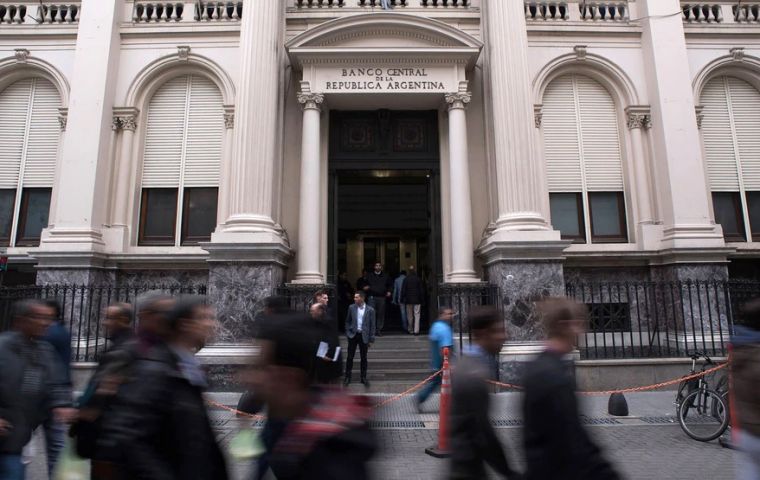 The Argentine central bank sold about 71.1 billion pesos worth of seven-day “Leliq” notes, above market expectations, and at an interest rate of 72%.