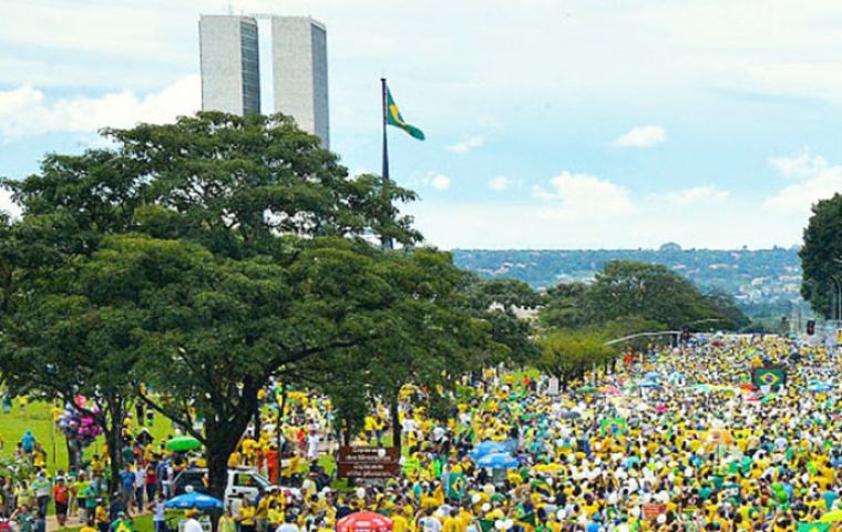 Ordinary Brazilians do not foresee a furure as bright as market figures would seem to indicate, accordibg to a survey.
