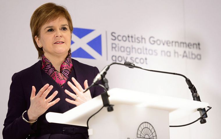 Ms Sturgeon said SNP MPs would oppose anything short of staying in the single market and customs union