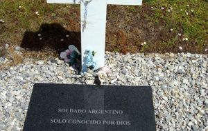 ICRC addressed the identification of Argentine combatants buried in the Falklands with a gravestone that read, “Argentine soldier, only known upon God”