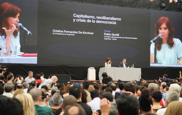 “Today, supermarkets are literally empty,” said CFK at the anti-G20 Summit.