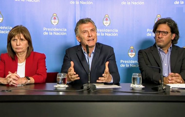 Macri was publicly addressing the issue of football violence flanked by Ministers Patricia Bullrich and Germán Garavano while the US dollar was going up against the Argentine peso.