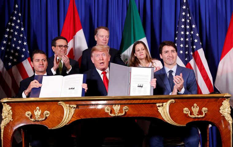 Peña Nieto, Trump and Trudeau sign in Buenos Aires the new treaty which must now be ratified by the Legislatures in México, the United States and Canada.