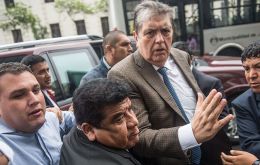 Alan García retired this morning shortly before the Vázquez conference in his private car from the residence of the Uruguayan ambassador in Lima