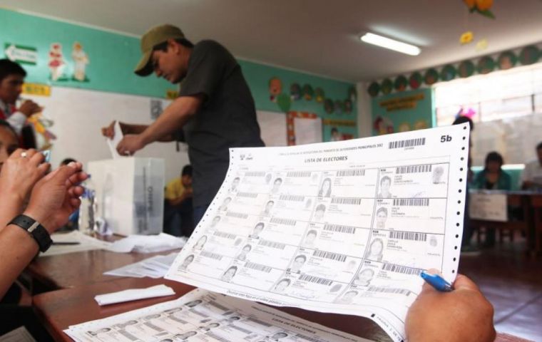 On the day of the vote, the Mission visited 140 tables in 27 voting centers, in eight districts of Lima and Callao. The Mission was comprised of 14 experts who studied