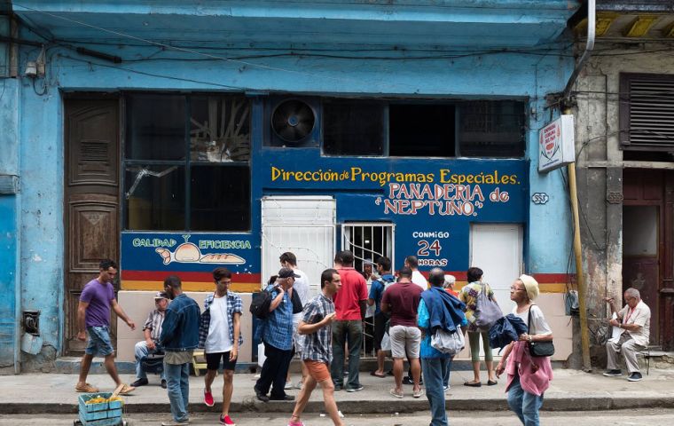 Iris Quiñones had to go on Cuban TV to respond for the shortage of glour and thence of bread.