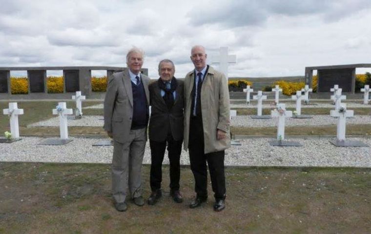 Eduardo Eurnekian with former British Ambassador to Buenos Aires Robin Christopher (L) and Mark Kent, current British ambassador in Buenos Aires (R) 