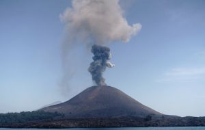 It is thought undersea landslides from the Anak Krakatau volcano caused them. Rescue efforts are being hampered by blocked roads