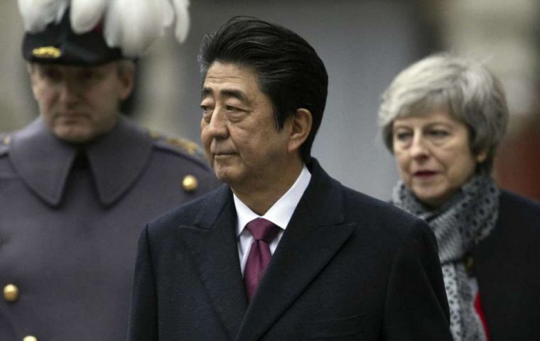 Next to Mr Abe, Mrs May pledged to build on the trade agreement between Japan and EU to secure an “ambitious bilateral arrangement” Japan/UK after Brexit.