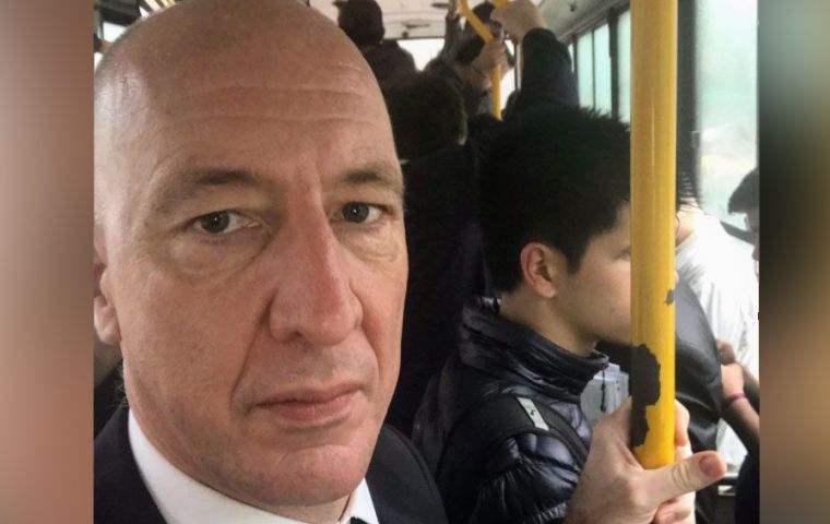 The diplomat rode the BA metro bus on a rainy day. (Twitter photo)