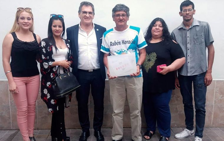 Ruben Gomez brother and family with Secretary Claudio Avruj