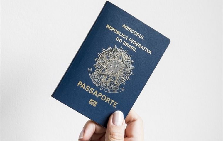 The current Brazilian passport with the Mercosur symbol identification 