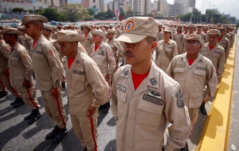 The ruling party called on Monday supporters to resist “military intervention”. Photo: Militia in an official act.