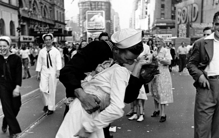 The photo of George Mendonsa bending over and kissing 21-year Greta Zimmer Friedman on VJ Day became one of the most enduring images of the period