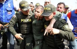 Some of the uniformed arrive “with their arms, their uniforms, as civilians or with their family” and claim to be fleeing from the pressure of the collectives, the Venezuelan pro-government guerrilla